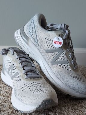 New Balance 880 V.9 Women's Running Shoes 7W Gray White NWT